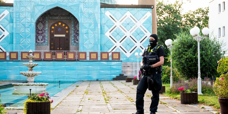 Durchsuchungen in der Blauen Moschee in Hamburg - Foto: Daniel Bockwoldt/dpa