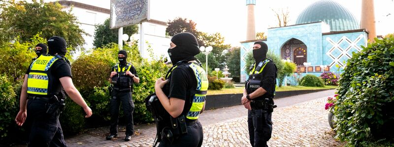 Polizisten stehen am Morgen vor der Imam Ali Moschee in Hamburg. - Foto: Daniel Bockwoldt/dpa