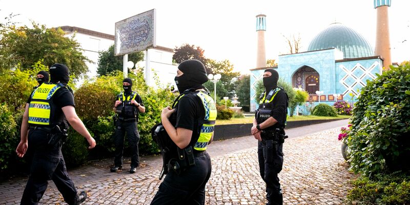 Polizisten stehen am Morgen vor der Imam Ali Moschee in Hamburg. - Foto: Daniel Bockwoldt/dpa