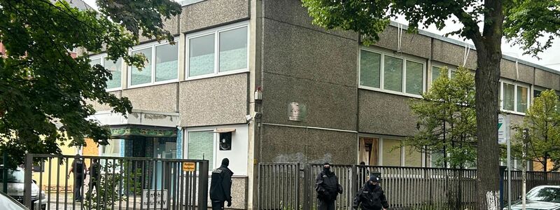 Vermummte Polizisten stehen an einem Gebäude, in dem sich das Islamische Zentrum Berlin befindet. - Foto: Sven Käuler/TNN/dpa