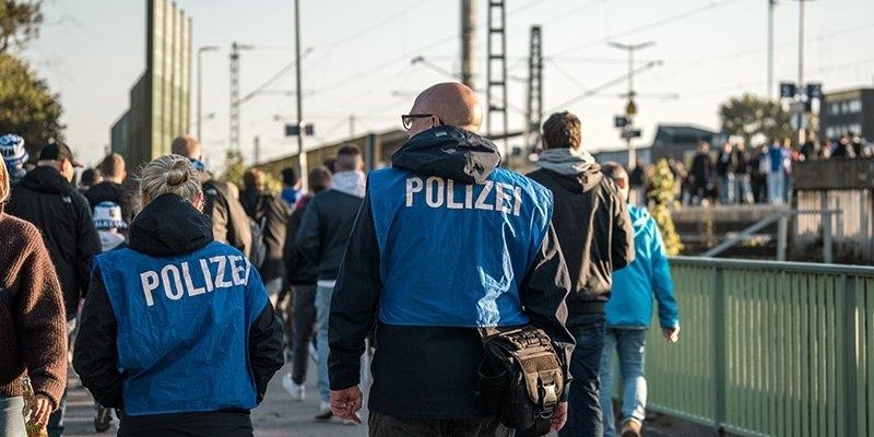 BPOL NRW: Zivile Einsatzkräfte erkennen Fußballstörer wieder: Erfolgreiche Ermittlungen durch Bundespolizei - Foto: presseportal.de