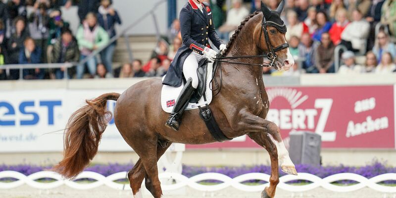 Hat sich für unangemessenes Verhalten entschudigt: Charlotte Dujardin. - Foto: Uwe Anspach/dpa