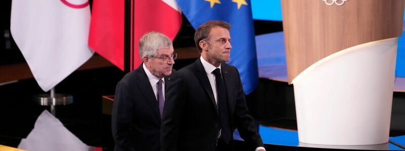 Das IOC von Präsident Thomas Bach (l) erteilte Frankreichs Bewerbern um Staatschef Emmanuel Macron den Zuschlag für die Winterspiele 2030. - Foto: David Goldman/AP