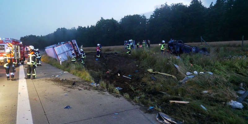 POL-ROW: ++ Sattelzug fährt auf dem Pannenstreifen auf Pkw auf ++ Reifen lösen sich vom Sattelzug und rollen über die Autobahn ++ Drängelei auf der Autobahn - Polizei sucht Zeugen ++ - Foto: presseportal.de