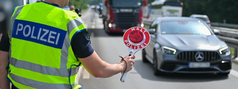 Auch die Bundespolizisten hatten während der Fußball-EM im Sommer alle Hände voll zu tun. - Foto: Patrick Pleul/dpa