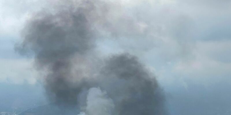 Am Flughafen von Kathmandu stieg eine große Rauchwolke auf. - Foto: Agniia Galdanova/AP