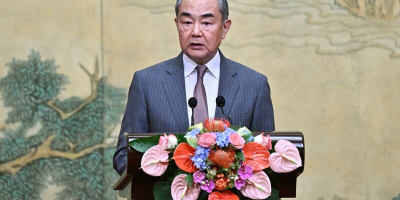 Chinas Außenminister Wang Yi hat erneut Verhandlungsbereitschaft im Ukraine-Krieg signalisiert. China gilt als wichtigster Verbündeter Russlands. Archivfoto.  - Foto: Pedro Pardo/Pool AFP/AP