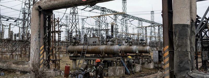 Die Ukraine will ihre Energie-Infrastruktur besser schützen. (Archivbild) - Foto: Evgeniy Maloletka/AP/dpa