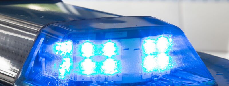 Die Polizei fahndet nach einem Unbekannten, der in Bielefeld mehrere Menschen verletzt haben soll. - Foto: Friso Gentsch/dpa