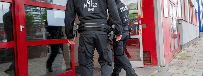 Auch die Räumlichkeiten der Islamischen Vereinigung Bayern in München wurden von der Polizei durchsucht. - Foto: Peter Kneffel/dpa