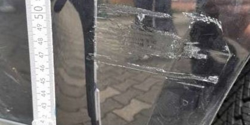 POL-NI: Auto beschädigt und weggefahren / Polizei sucht Zeugen - Foto: presseportal.de