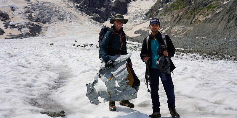In den Müllsäcken der Freiwilligen landen Bonbonpapier, Filzhut und andere Kuriositäten. - Foto: --/Diavolezza Lagalb Ag/dpa