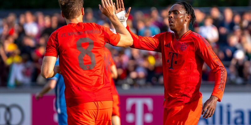 Neu und zurück: Kompany und Stanisic. - Foto: David Inderlied/dpa