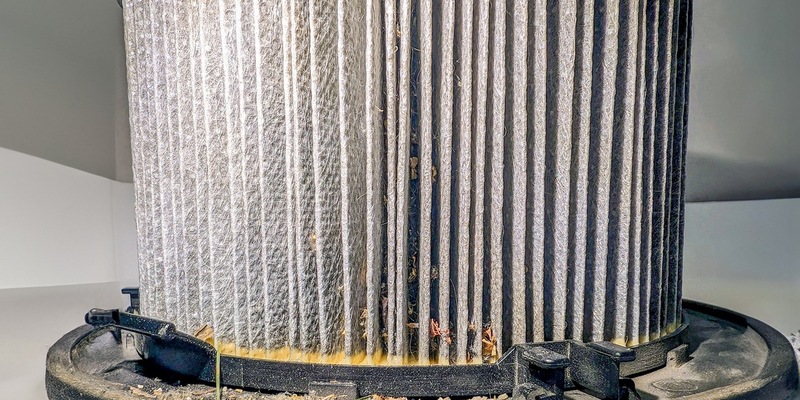 Klimaanlagen: Gesundheitsrisiko bei fehlender Wartung / Filter sollten mindestens einmal pro Jahr gewechselt werden / Klick-Sprays gegen schlechte Gerüche sind meist wirkungslos - Foto: presseportal.de