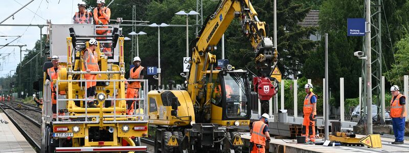 Auch bei der Bahn ist ein großer Sanierungsstau aufgelaufen. - Foto: Arne Dedert/dpa