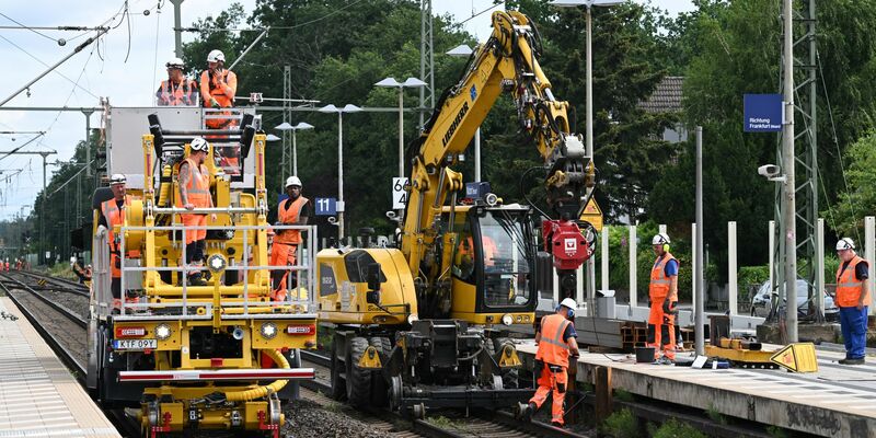 Die Bahn äußert sich zufrieden mit dem Start der Generalsanierung auf der Riedbahn (Archivbild). - Foto: Arne Dedert/dpa