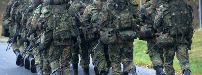 Bundeswehr rekrutierte im vergangenen Jahr 1.996 Rekruten unter 18 Jahren. (Archivbild) - Foto: Stefan Sauer/zb/dpa