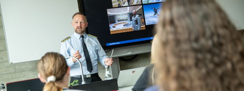 Jugendoffizier der Bundeswehr in einer Schulklasse (Archivbild) - Foto: Pia Bayer/dpa