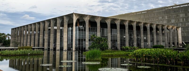 Das Gebäude des Außenministeriums in Brasilia von dem deutschstämmigen Architekten Oscar Niemeyer (1907-2012). - Foto: Britta Pedersen/dpa