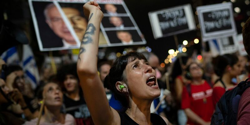 Angehörige der verbleibenden Geiseln fordern ein Abkommen zu ihrer Freilassung. (Archivbild)  - Foto: Leo Correa/AP/dpa