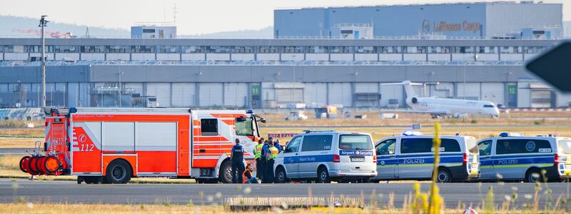 Am frühen Morgen ging nichts mehr am größten deutschen Flughafen. - Foto: 5Vision.News/dpa