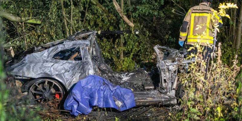 Zwei Menschen verbrannten vermutlich nach einem Wettrennen im Auto. - Foto: Justin Brosch/dpa