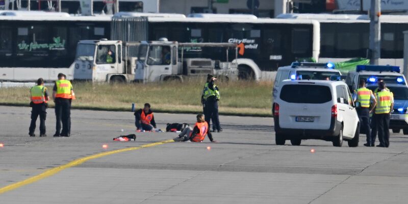 270 Annulierungen zählte der Flughafenbetreiber am Abend. - Foto: Arne Dedert/dpa