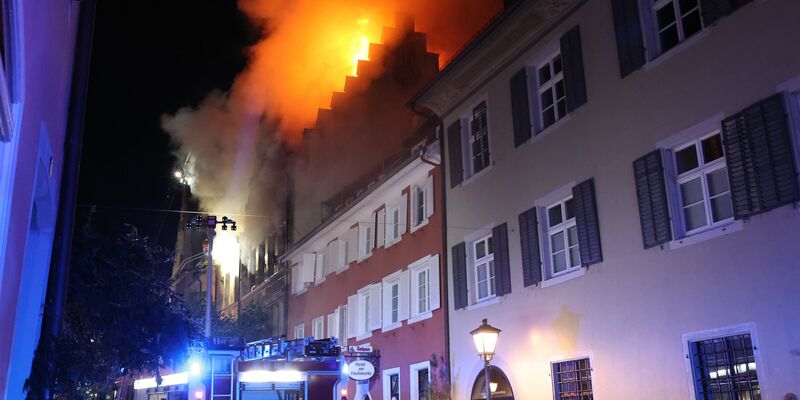 In der Konstanzer Altstadt bricht in der Nacht ein Feuer aus. - Foto: Florian Förster/Südwestdeutsches Mediennetzwerk/dpa