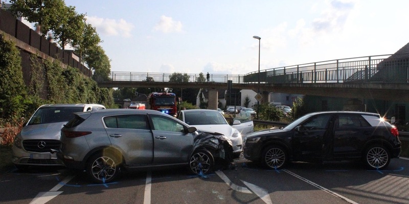 POL-RBK: Wermelskirchen - Eine Verletzte bei Auffahrunfall mit vier Fahrzeugen - Foto: presseportal.de