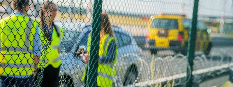 Der Betrieb am Flughafen geht wieder los  - und zugleich die Debatten um die Protestaktion zur Ferienzeit. - Foto: Andreas Arnold/dpa