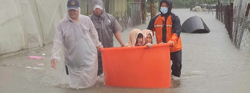 In Taiwan evakuierte die Feuerwehr Anwohner. «Gaemi» war dort in der Nacht zum Donnerstag auf Land getroffen. - Foto: Uncredited/Pingtung Fire Department/AP