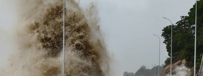 Riesige Wellen schlagen gegen die Küste des Kreises Xiapu in der südostchinesischen Provinz Fujian. Der Taifun brachte heftige Regenfälle mit sich.   - Foto: Jiang Kehong/XinHua/dpa