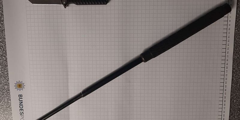 BPOL NRW: Bundespolizei stellt innerhalb weniger Minuten mehrere gefährliche Gegenstände sicher - Foto: presseportal.de