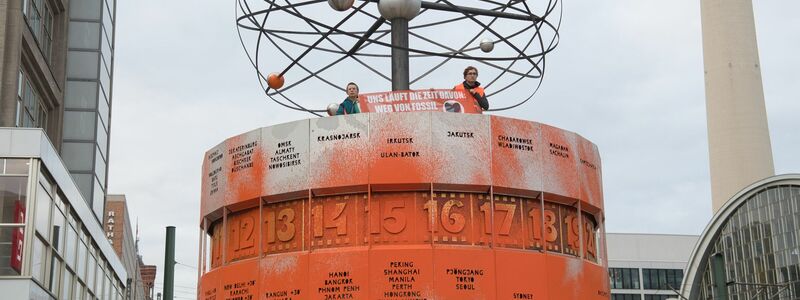 Nach einem Farbattacke auf die Weltzeituhr stehen Klimaaktivisten vor Gericht (Archivbild). - Foto: Paul Zinken/dpa