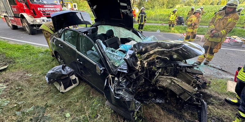 FW-OLL: Verkehrsunfall in der Litteler Straße - Person im Fahrzeug eingeklemmt - Foto: presseportal.de