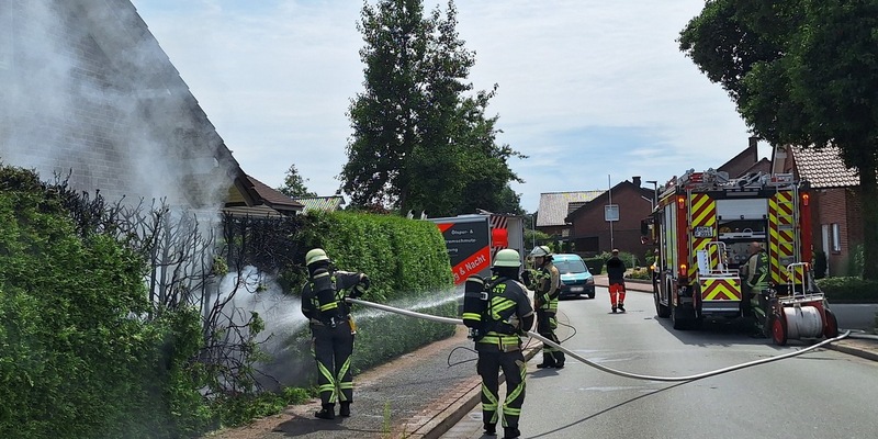 FW Bocholt: Heckenbrand - Foto: presseportal.de