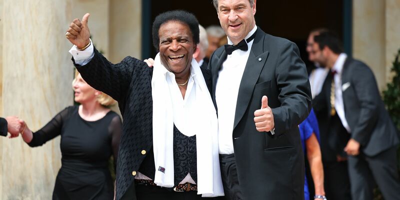 Markus Söder, Ministerpräsident von Bayern, und seine Frau Karin Baumüller-Söder, stehen zusammen mit Reiner Haseloff (CDU), Ministerpräsident von Sachsen-Anhalt, und seiner Frau Gabriele vor dem Bayreuther Festspielhaus. - Foto: Daniel Karmann/dpa