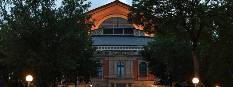 Eines der berühmtesten Opernhäuser der Welt steht in Bayreuth. - Foto: Daniel Löb/dpa