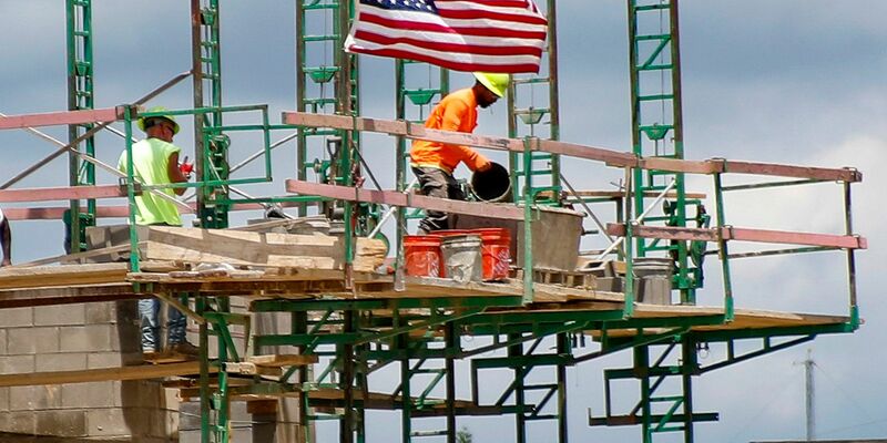 Bauarbeiter auf einer Baustelle in den USA - Foto: Keith Srakocic/AP/dpa