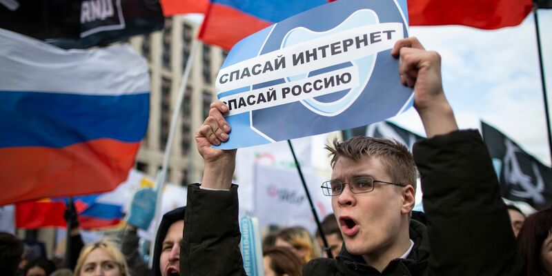 Schon 2019 hat Russland die Voraussetzungen für das Abkapseln Russlands vom Internet geschaffen. Damals gab es Proteste für ein freies Internet in Russland. (Archivbild) - Foto: Alexander Zemlianichenko/AP/dpa