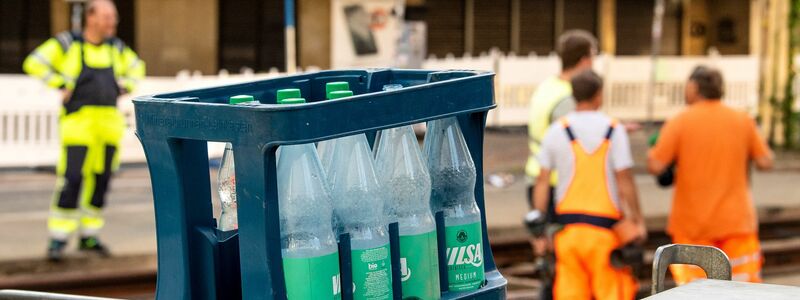 Für Arbeiter muss immer und überall viel zu Trinken zur Verfügung stehen. - Foto: Sina Schuldt/dpa