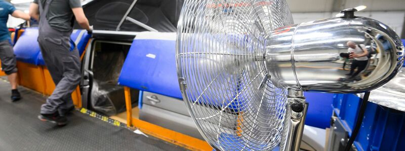 Ventilatoren können in heißen Fabrikhallen Abhilfe schaffen. - Foto: Julian Stratenschulte/dpa/dpa-tmn