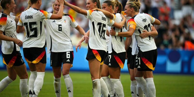 Lea Schüller bejubelt ihren Treffer. - Foto: Daniel Cole/AP/dpa