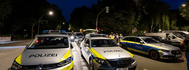 Ein Mann im pychischen Ausnahmezustand wurde von Spezialkräften der Polizei in Hamburg überwältigt. - Foto: Bodo Marks/dpa