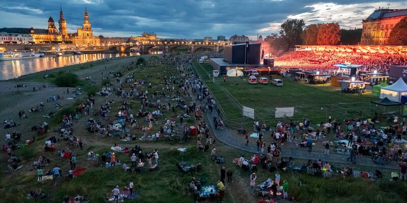Zaungäste bei der Kaisermania 2023 am Dresdner Elbufer. (Archivfoto) - Foto: Matthias Rietschel/dpa-Zentralbild/dpa