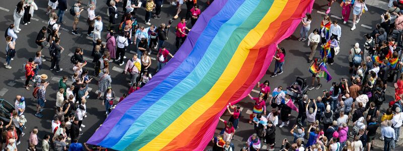 Die frühere Bundestagspräsidentin Bas (SPD) beteiligte sich beim CSD in Berlin  - Foto: Fabian Sommer/dpa