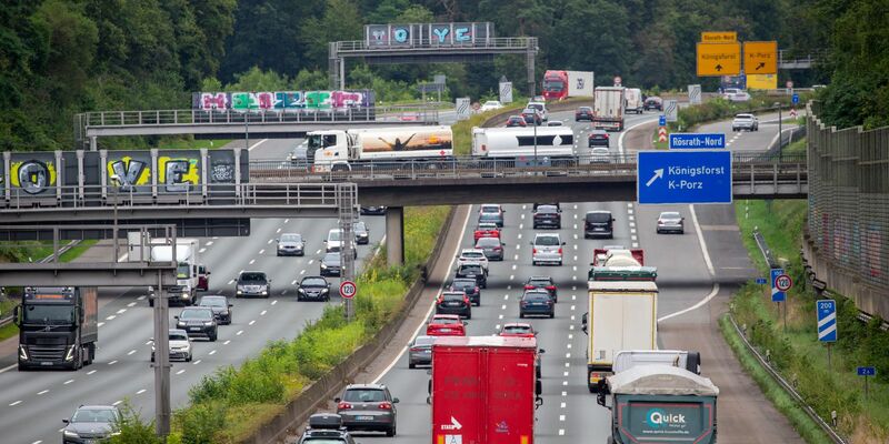 Derzeit sind viele Autobahnen richtig voll, warnt der ADAC. (Archivbild) - Foto: Thomas Banneyer/dpa