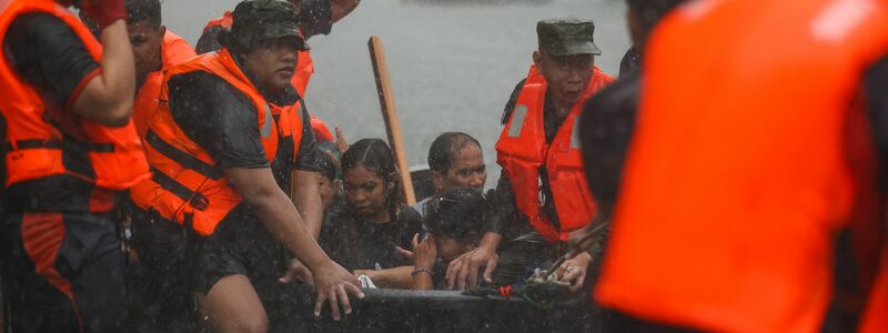 Der Taifun hatte den Südwestmonsun noch verstärkt. - Foto: Basilio Sepe/ZUMA Press Wire/dpa