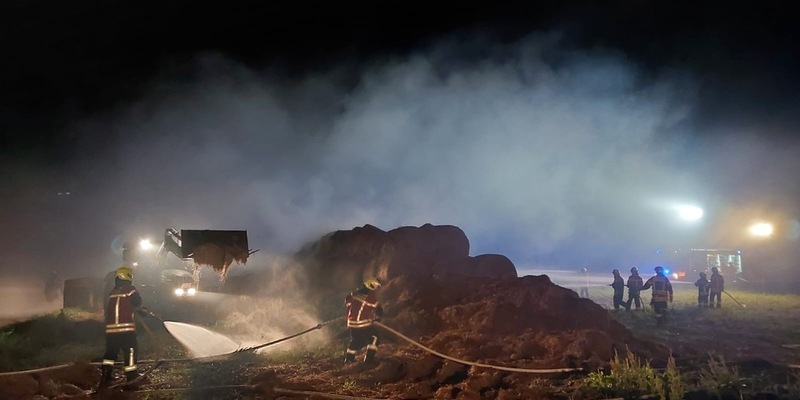FW Reichenau: Pressemitteilung - 26.07.2024 - Reichenau-Mittelzell Brennende Riedballen gelöscht Mehrstündiger Einsatz der Feuerwehr Reichenau - Foto: presseportal.de