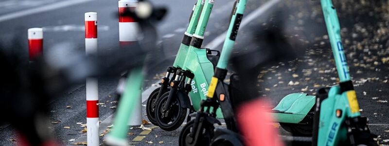 Vielen gelten die Scooter als Ärgernis, weil Nutzer sie nicht richtig parken (Archivbild). - Foto: Britta Pedersen/dpa